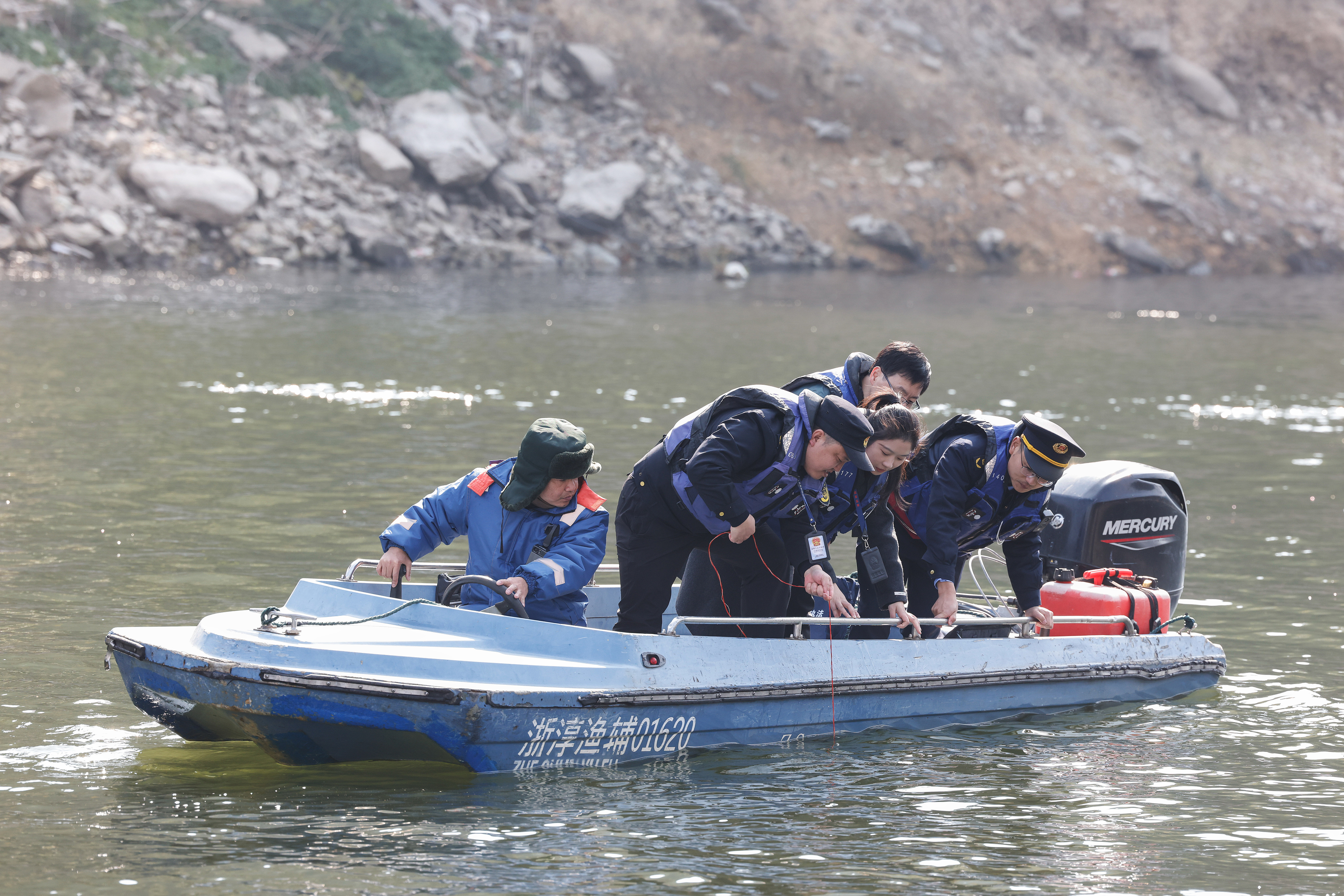 2025年12月4日，浙江杭州淳安縣與安徽黃山歙縣紀檢監(jiān)察干部及綜合行政執(zhí)法人員對浙皖交界的新安江鳩坑口水域進行常態(tài)化巡河，共同保護漁業(yè)資源和水域生態(tài)環(huán)境。
