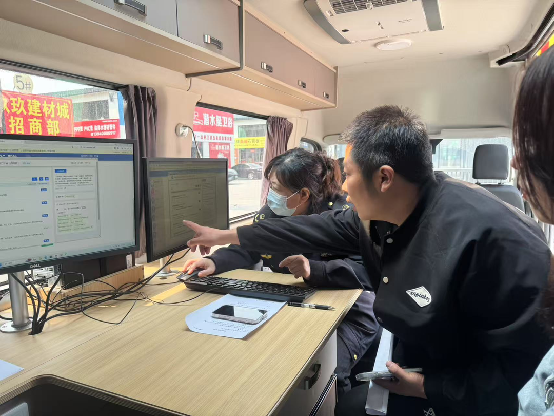 沈陽市大東區(qū)市場(chǎng)監(jiān)督管理局將政務(wù)服務(wù)窗口“搬”到商戶“家門口”，現(xiàn)場(chǎng)為經(jīng)營(yíng)主體集中辦理并頒發(fā)營(yíng)業(yè)執(zhí)照。沈陽市營(yíng)商局供圖