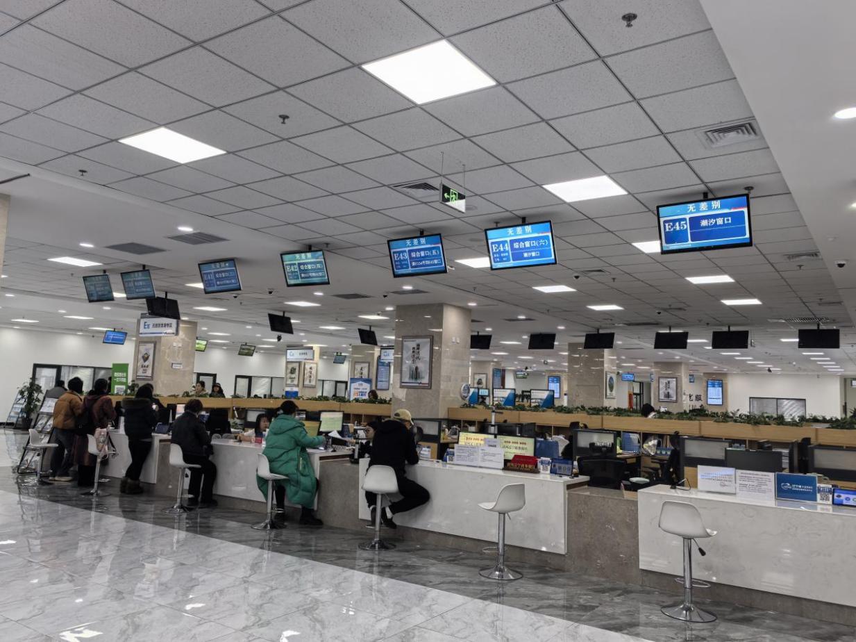 沈陽市蘇家屯區(qū)創(chuàng)新推出全程網(wǎng)辦、網(wǎng)上申辦+材料郵寄等多元辦理模式，打破傳統(tǒng)政務(wù)服務(wù)的時(shí)空限制。蘇家屯區(qū)委宣傳部供圖