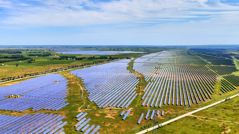 定邊縣連片光伏板鋪展成綠色能源畫卷。陳煜攝