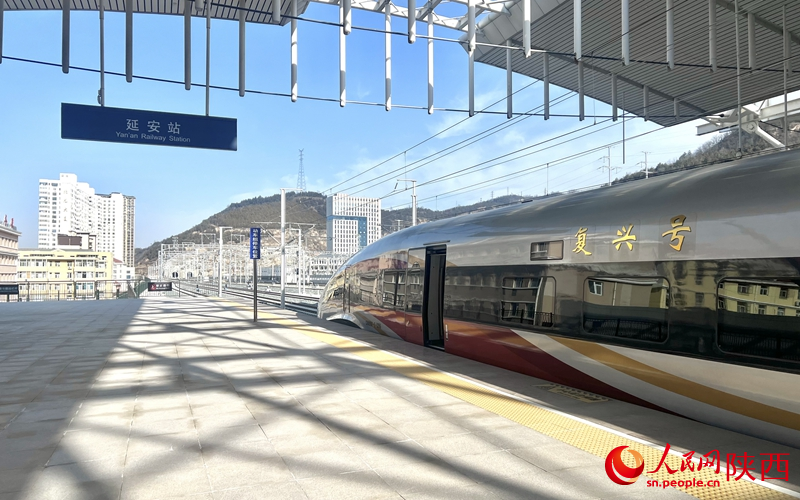 2025年12月26日，C9312次復(fù)興號列車抵達(dá)延安站。人民網(wǎng)記者 鄧楠攝