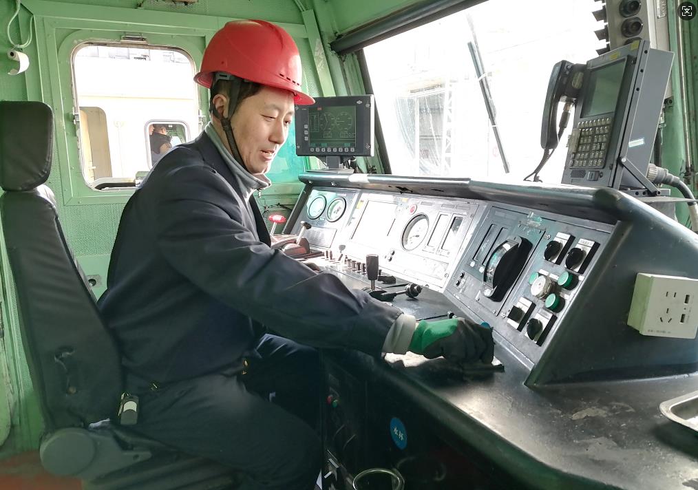 韓文盛正在檢查司機(jī)室操作臺(tái)。張秋生 攝