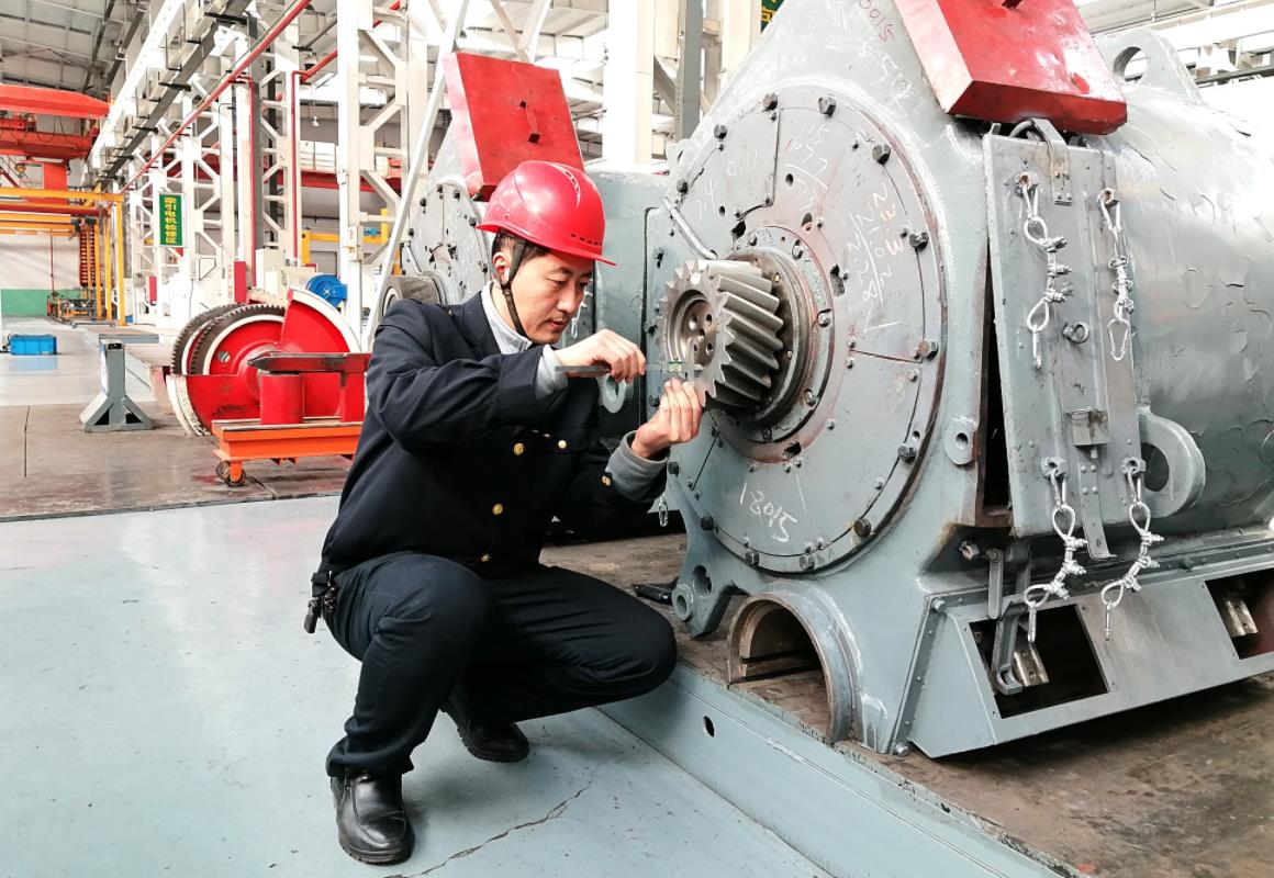 韓文盛用深度尺測量牽引電機(jī)主動(dòng)齒輪裝入量。