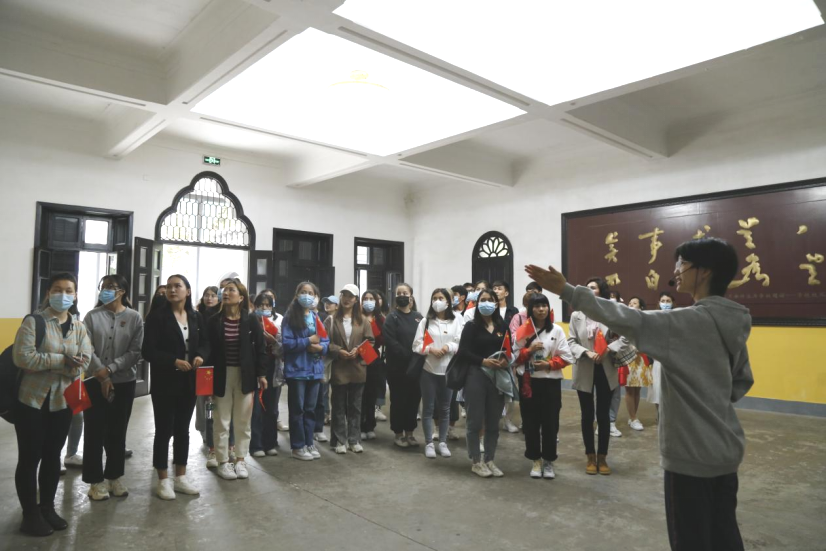 2021年5月20日，在喜迎中國共產(chǎn)黨建黨100周年之際，我校開展了少數(shù)民族學(xué)生“學(xué)黨史、感恩黨、跟黨走”紅色研學(xué)活動。