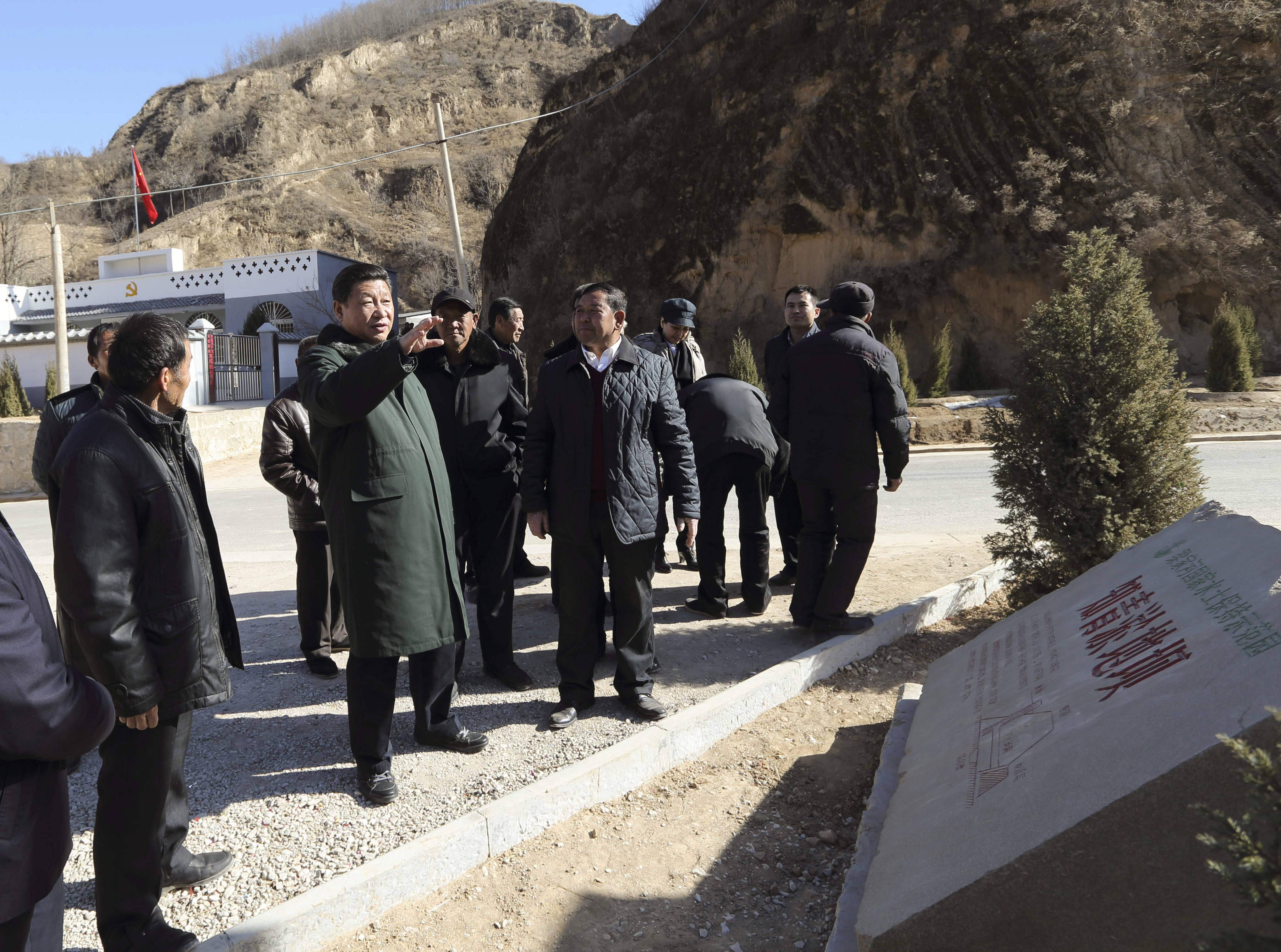 2015年春節(jié)前夕，習(xí)近平來(lái)到陜西考察調(diào)研，第一站便來(lái)到延安市延川縣梁家河村。新華社 發(fā)