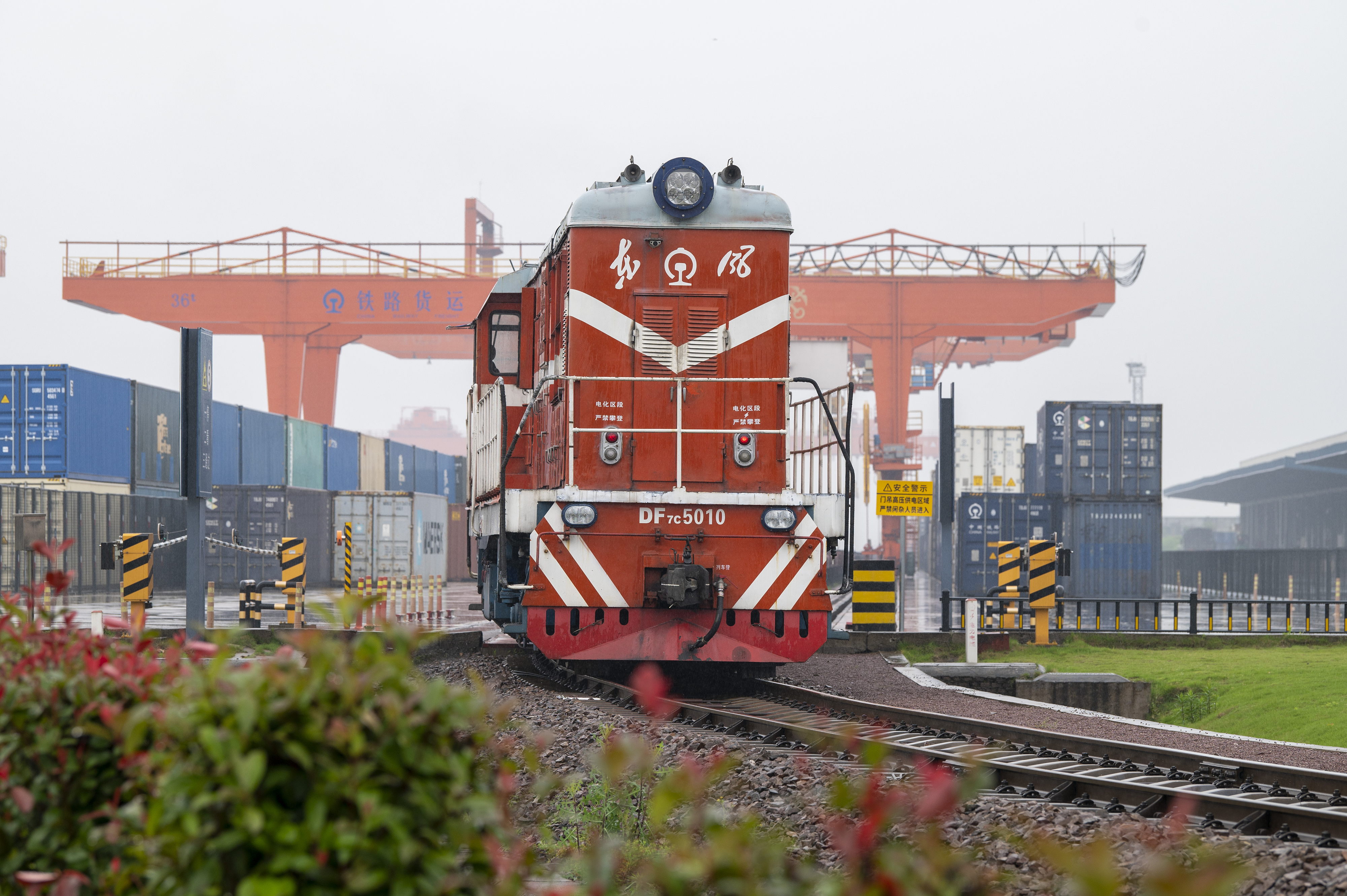 2024年5月5日，“五一”假期最后一天。在浙江省金華市金東區(qū)鐵路金華南站，一列滿(mǎn)載110標(biāo)箱的中歐班列緩緩啟程駛往匈牙利。
