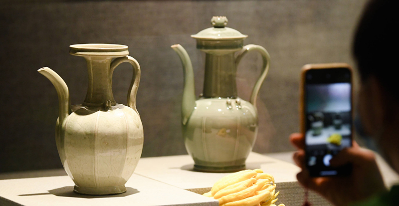 2021年9月14日，浙江省博物館，觀眾在拍攝北宋龍泉窯執(zhí)壺（左）和龍泉青瓷藝人劉杰制作的執(zhí)壺。