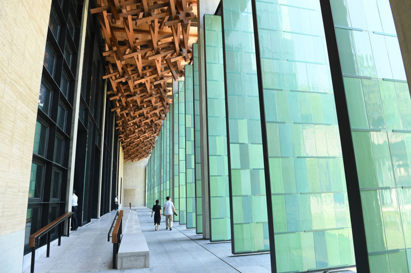 2022年7月23日，杭州國家版本館屋頂?shù)哪緲?gòu)和青瓷門扇相映成趣。