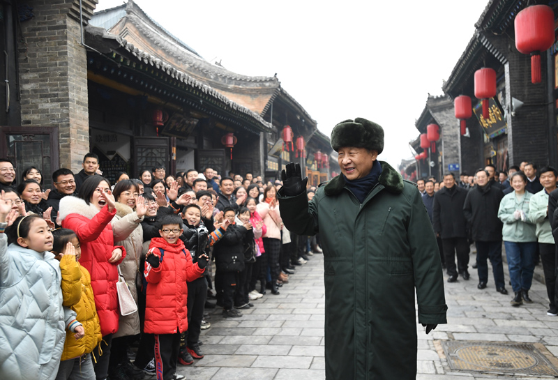 2022年1月27日，習(xí)近平總書(shū)記在平遙古城向現(xiàn)場(chǎng)群眾揮手致意。