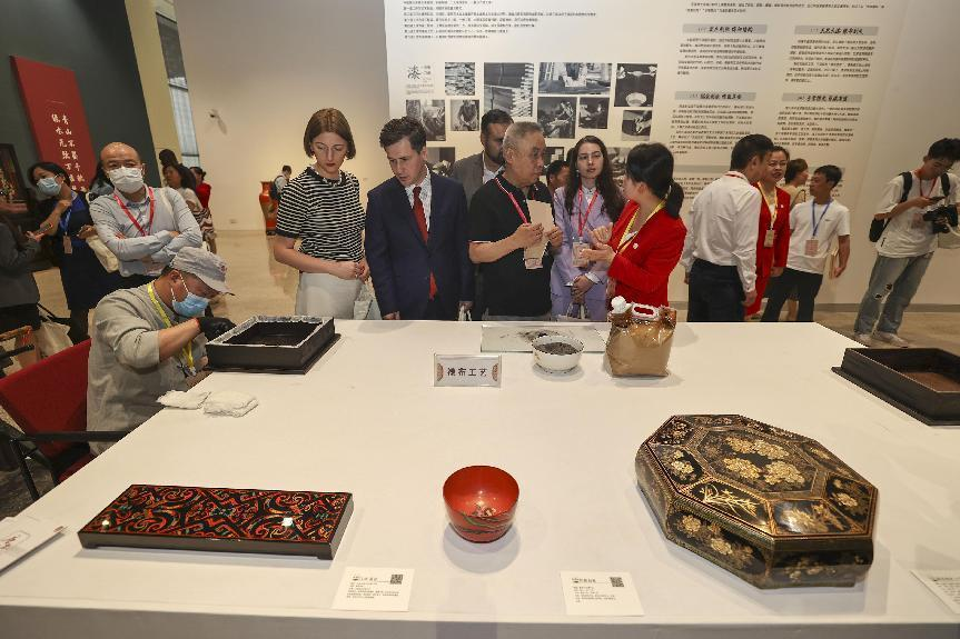 2023年5月28日，北京，推光漆器匠人為駐華使節(jié)展示技藝。