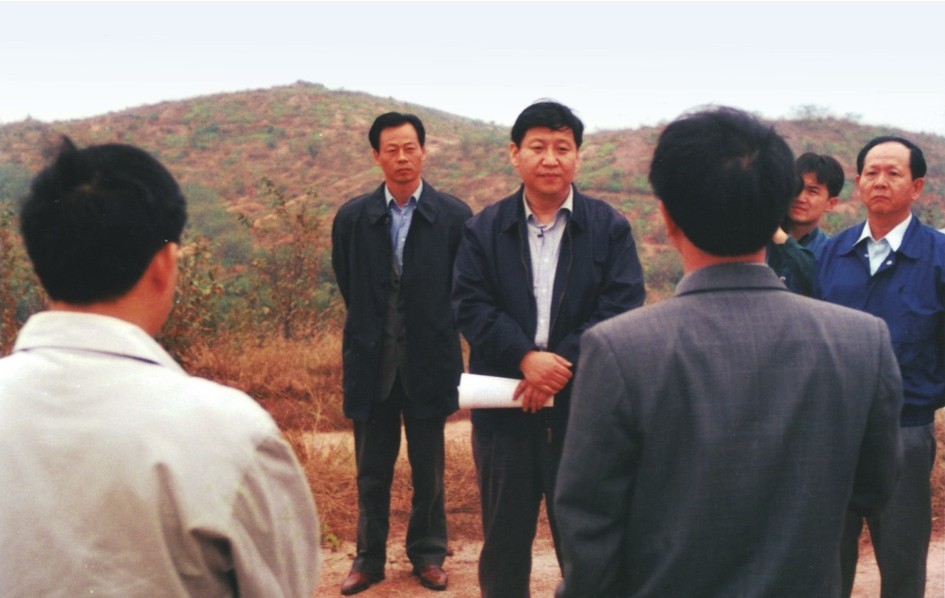 1999年11月，習(xí)近平在龍巖市長汀縣河田水土流失治理區(qū)調(diào)研。圖源：《習(xí)近平在福建（下）》