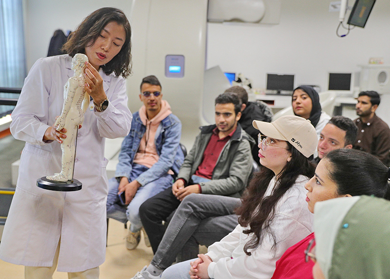 2023年4月19日，河北省秦皇島市中醫(yī)醫(yī)院醫(yī)務工作者為燕山大學外國留學生講解中醫(yī)經絡知識。