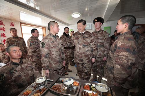 2014年1月26日中午，習(xí)近平來(lái)到連隊(duì)食堂，同戰(zhàn)士們一起用餐。新華社記者 李剛 攝