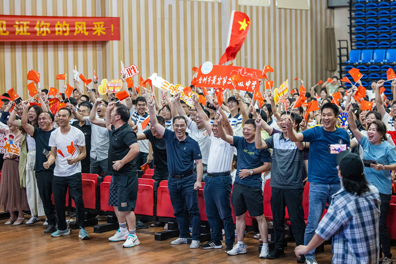 北京時(shí)間7月27日，2024年巴黎奧運(yùn)會(huì)首個(gè)比賽日，在射擊10米氣步槍混合團(tuán)體比賽中，中國(guó)選手黃雨婷/盛李豪獲得金牌。圖為黃雨婷的母校師生們通過(guò)收看奧運(yùn)直播的方式為她加油助威。