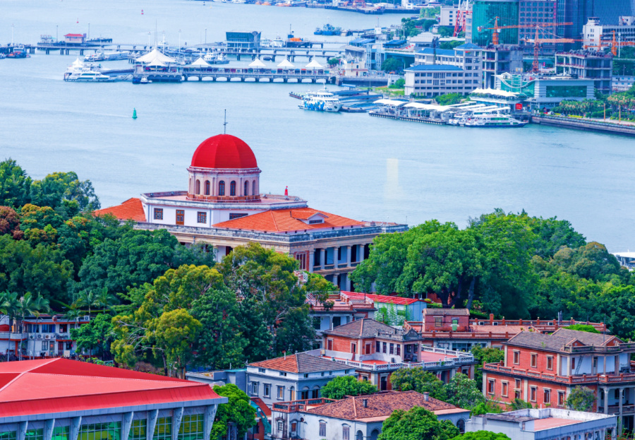 鼓浪嶼素有“萬國建筑博物館”的美譽(yù)，八卦樓作為全國重點文物保護(hù)單位，是鼓浪嶼世界文化遺產(chǎn)核心要素之一。楊勁堅 攝