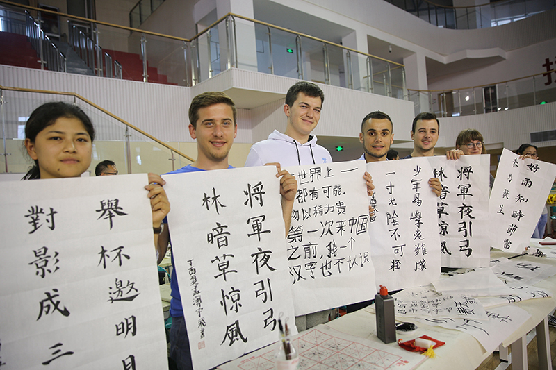 2017年6月5日，來自青島大學(xué)和中國石油大學(xué)（華東）的外國留學(xué)生在展示剛剛現(xiàn)場完成的書法作品。