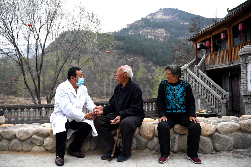 2020年4月15日，在河北阜平縣龍泉關(guān)鎮(zhèn)駱駝灣村，村醫(yī)霍建國為村民把脈。