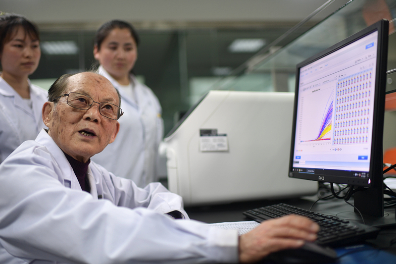 2021年6月17日，吳天一（前）在青海西寧的實驗室內(nèi)和學(xué)生討論。