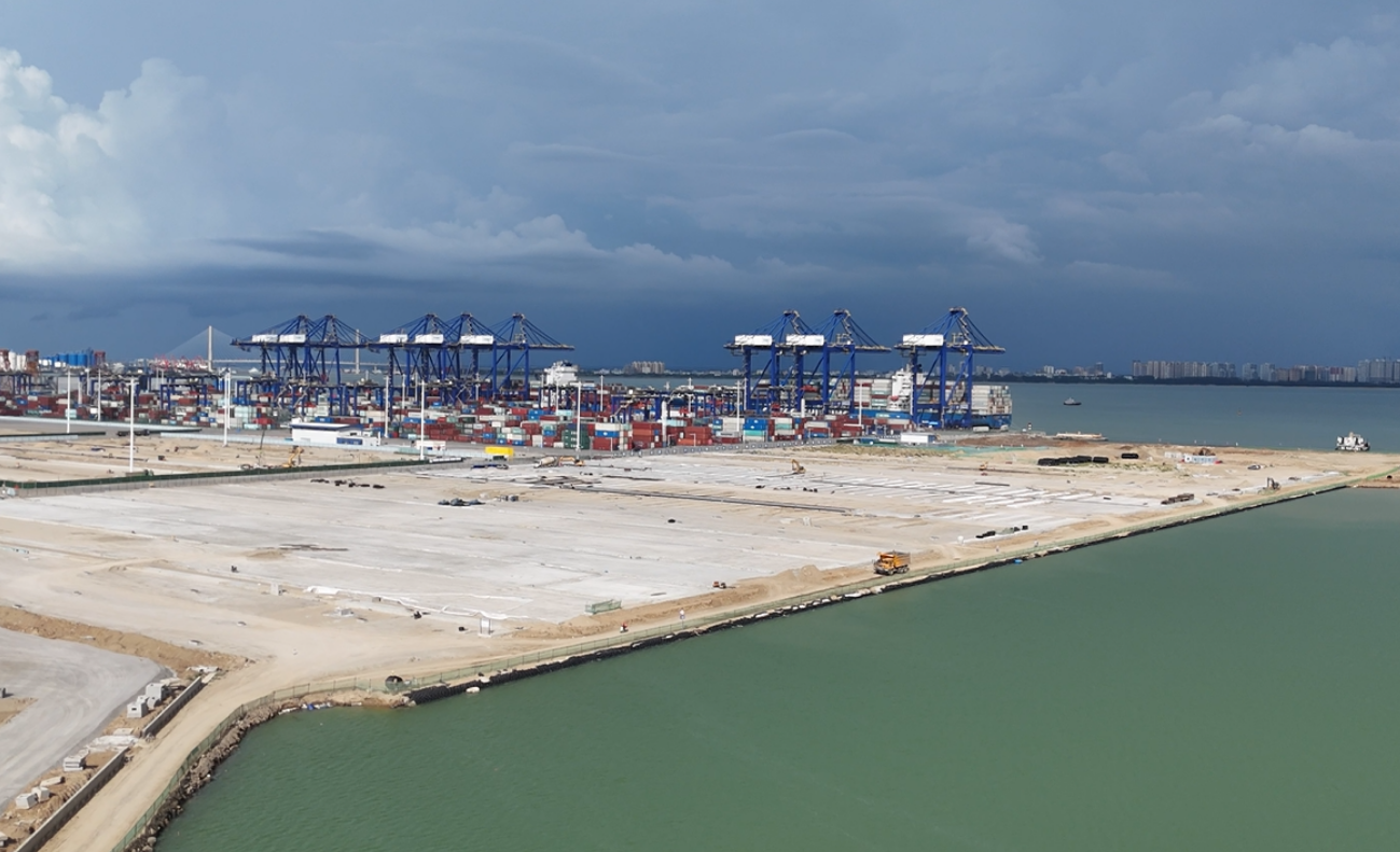 海南洋浦區(qū)域國際集裝箱樞紐港擴(kuò)建工程項(xiàng)目現(xiàn)場。人民網(wǎng)記者 牛良玉攝