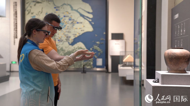 人民網(wǎng)外籍專家在良渚博物院體驗(yàn)AR眼鏡。人民網(wǎng)記者 袁蒙攝