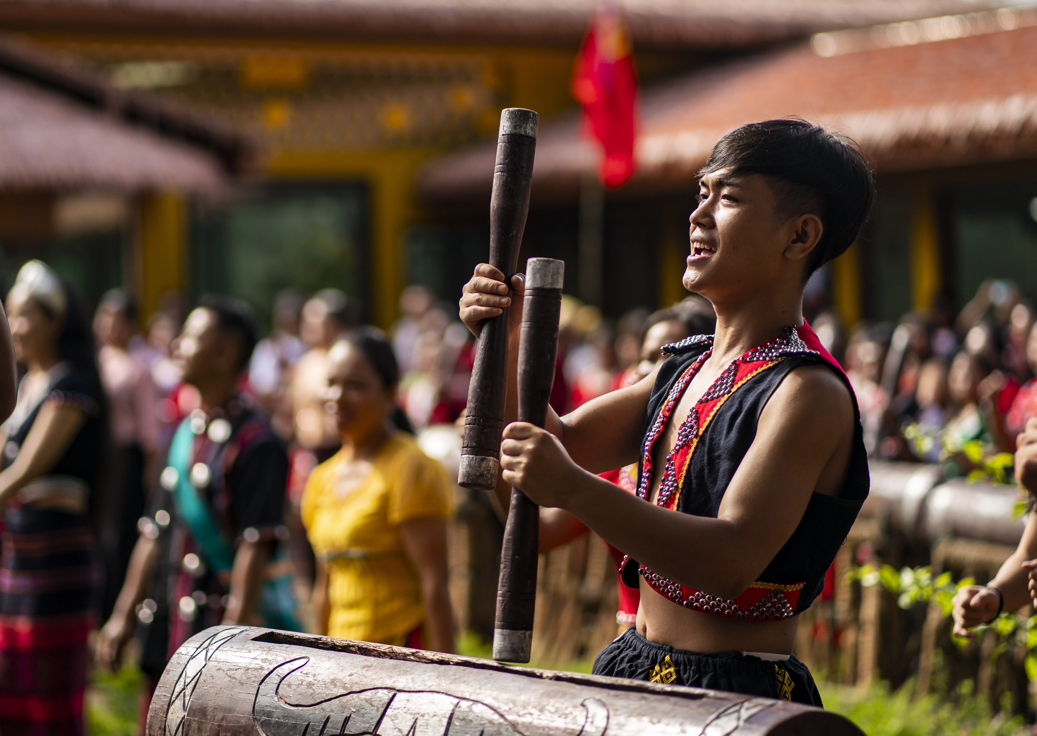 云南省滄源縣班洪鄉(xiāng)班洪村的佤族群眾唱響《阿佤人民唱新歌》（2021年8月20日攝）。