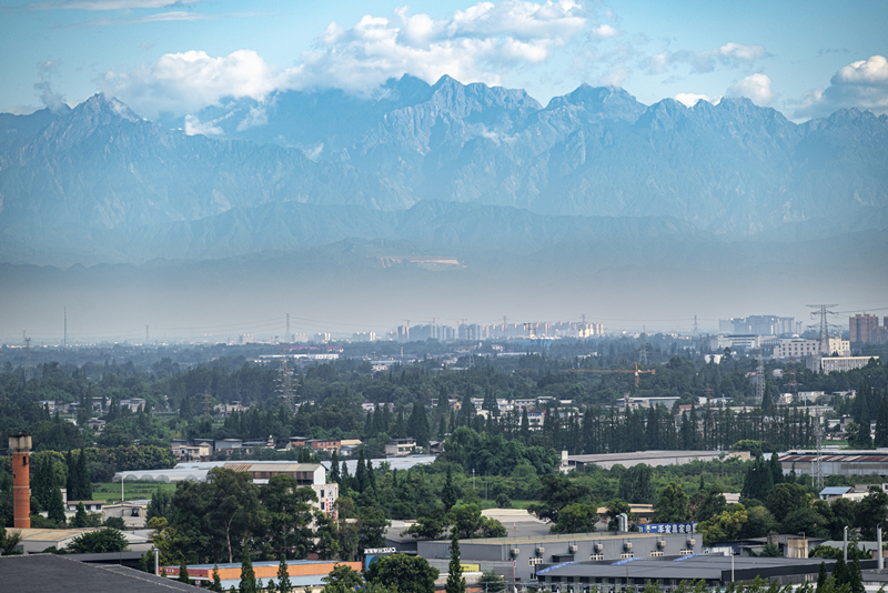 2024年7月1日，成都天氣晴好，遠(yuǎn)處雪山清晰可見。