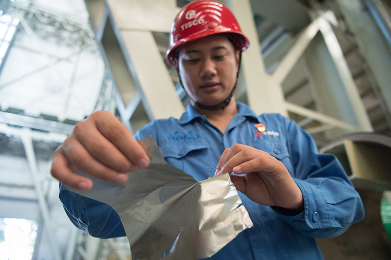 2018年8月8日，山西省太原市，太鋼精密帶鋼公司工作人員用手撕開(kāi)不銹鋼。