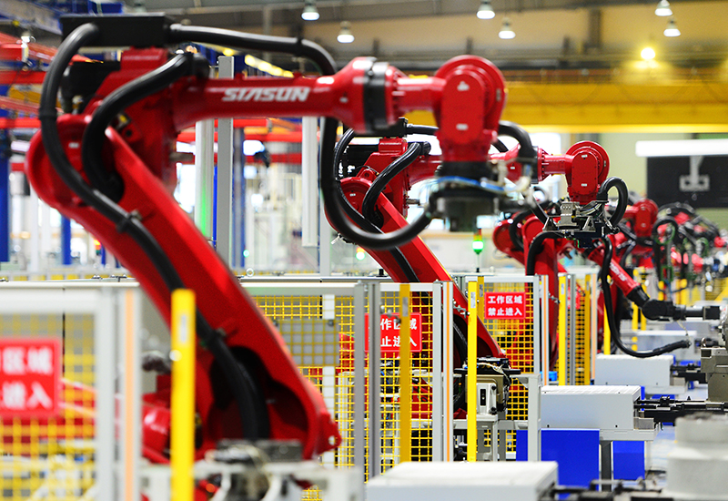 2019年11月22日，沈陽(yáng)，一家數(shù)字化智能工廠內(nèi)，名為SR210的機(jī)器人正在自主地抓取各種零部件，快速組裝稍小的工業(yè)機(jī)器人。