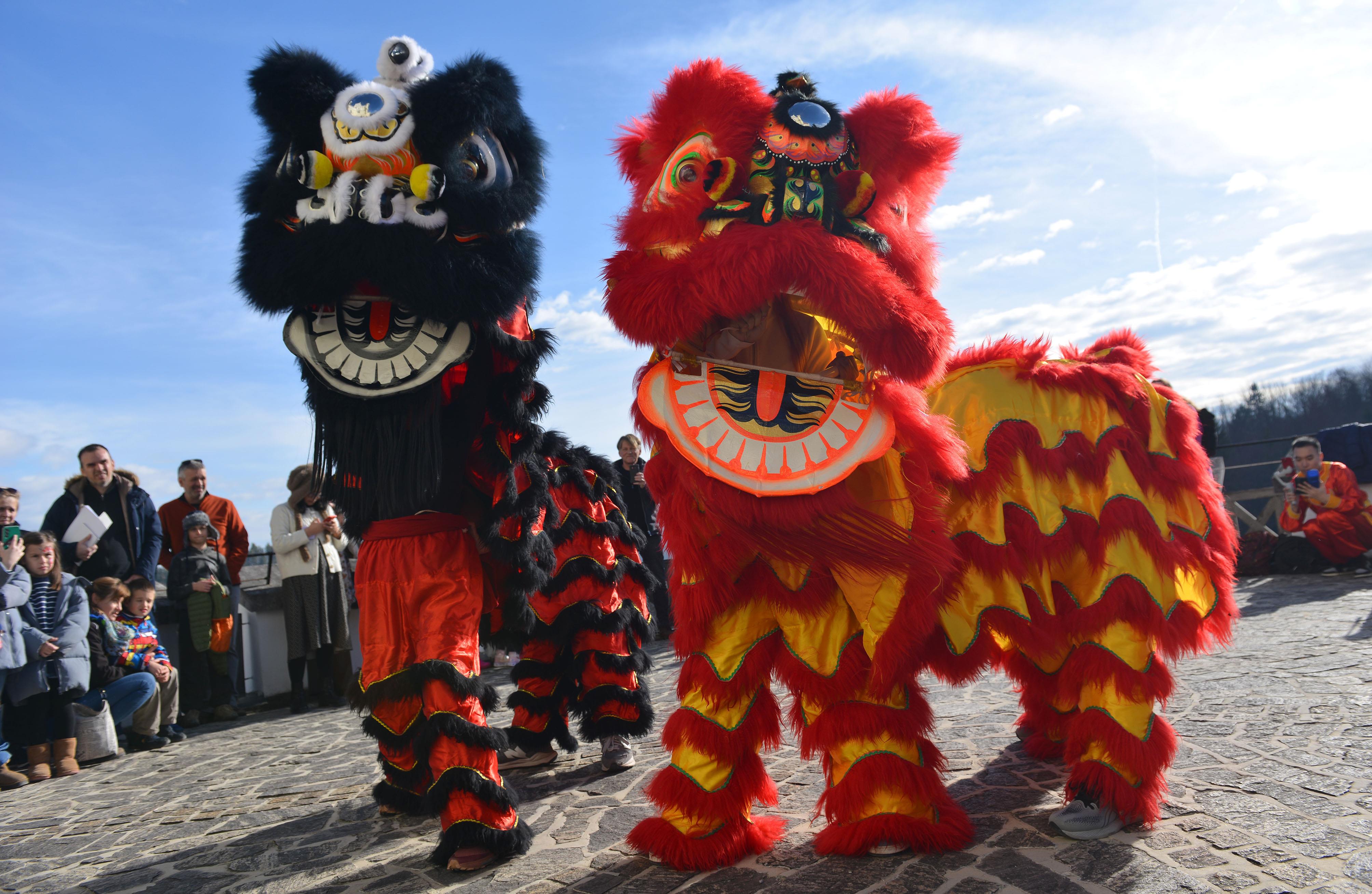 △當(dāng)?shù)貢r間2024年2月4日，克羅地亞克拉皮納，薩格勒布大學(xué)孔子學(xué)院舉辦一系列活動，迎接中國農(nóng)歷龍年春節(jié)。