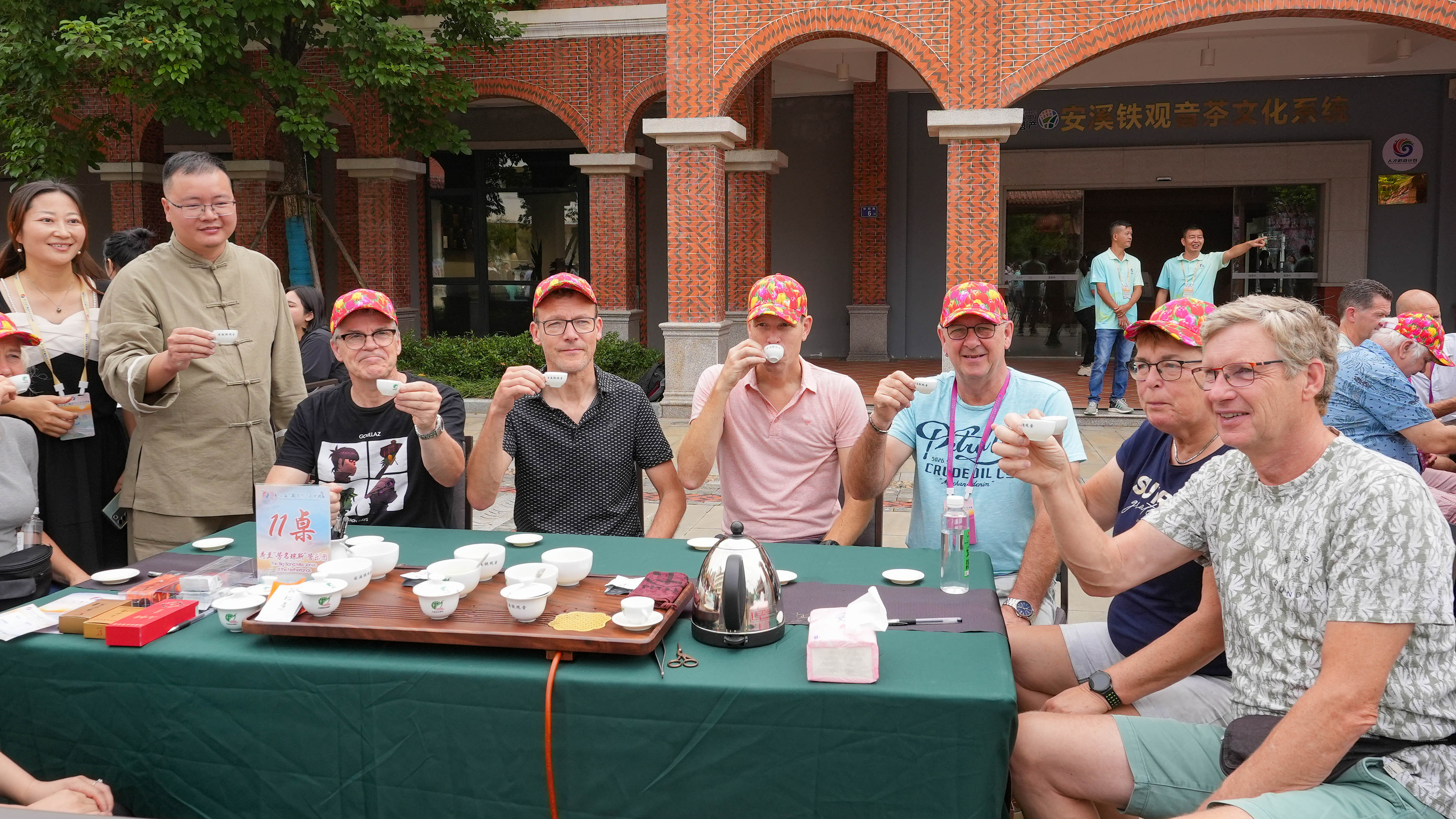 △2023年10月4日，福建泉州，外國(guó)人品中國(guó)茶。