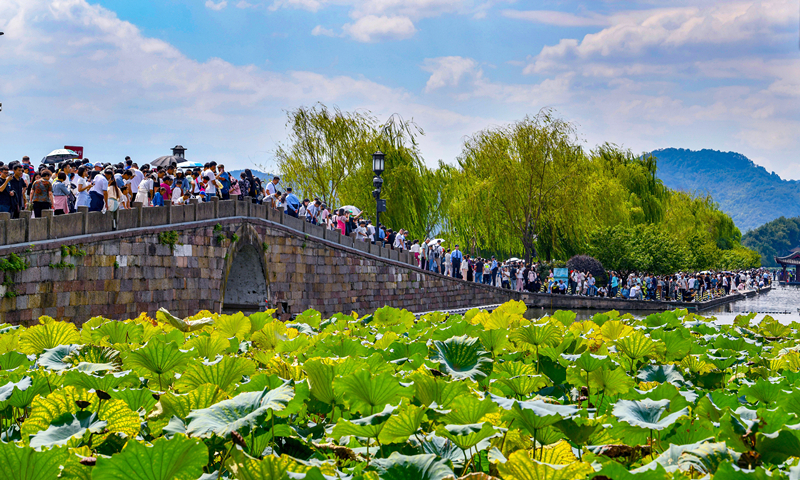 2024年10月4日，杭州西湖景區(qū)迎來(lái)國(guó)慶假期旅游高峰。