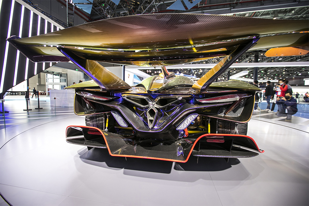 2020年11月5日，上海，來自德國的全球首款全碳纖維跑車亮相進(jìn)博會。該車總重量只有1250KG。