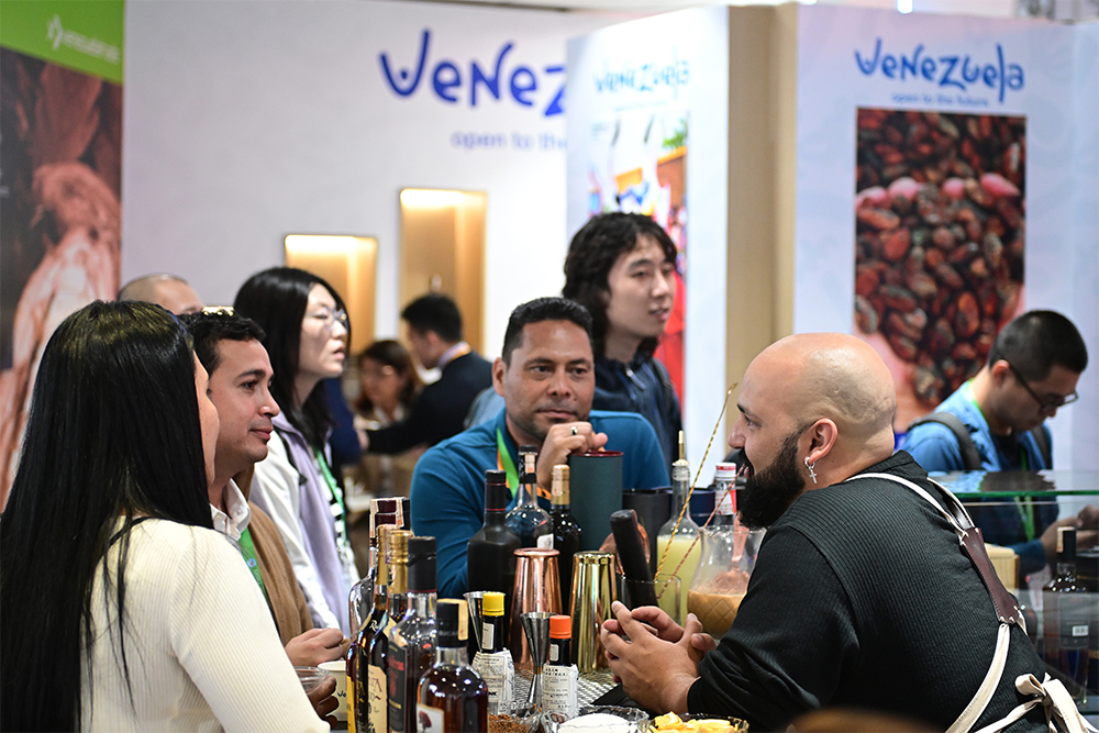 2023年11月9日，上海，觀眾在進(jìn)博會委內(nèi)瑞拉館參觀、交流、洽談。