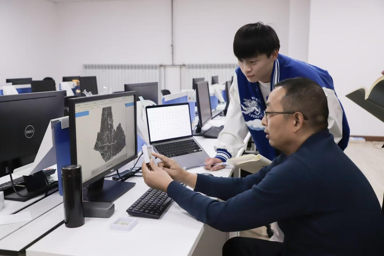 安陽師范學院甲骨文信息處理教育部重點實驗室，劉永革正在給學生講甲骨文。受訪者供圖