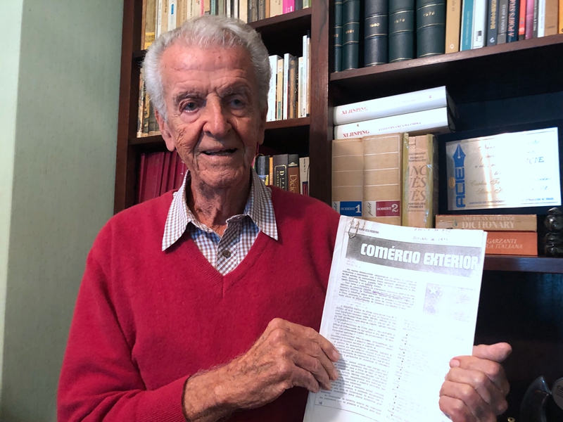 卡洛斯·塔瓦雷斯與其1971年發(fā)表的文章《中國的對外貿易》。資料圖片