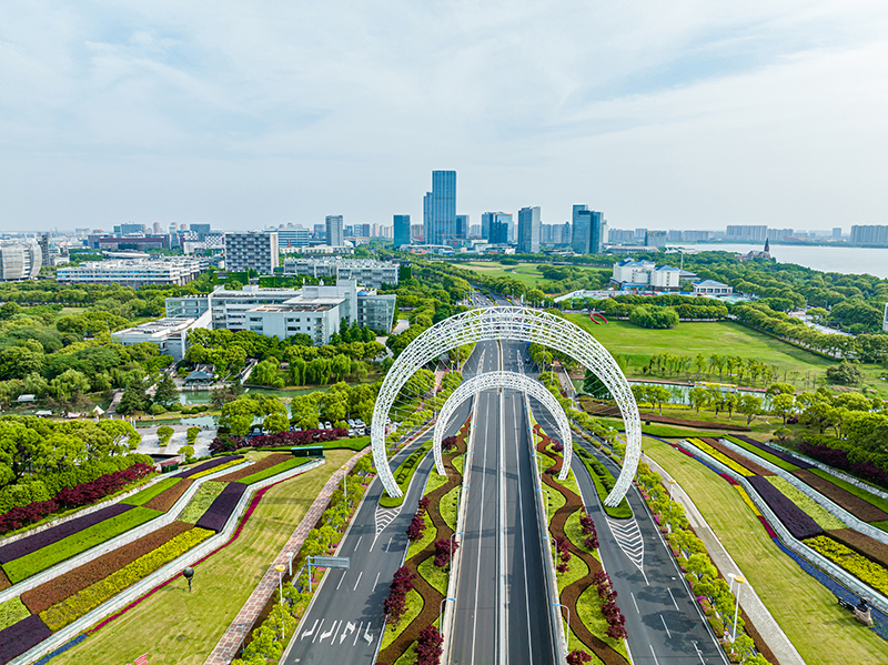 圖為蘇州工業(yè)園區(qū)星湖街鋼結(jié)構(gòu)雕塑。