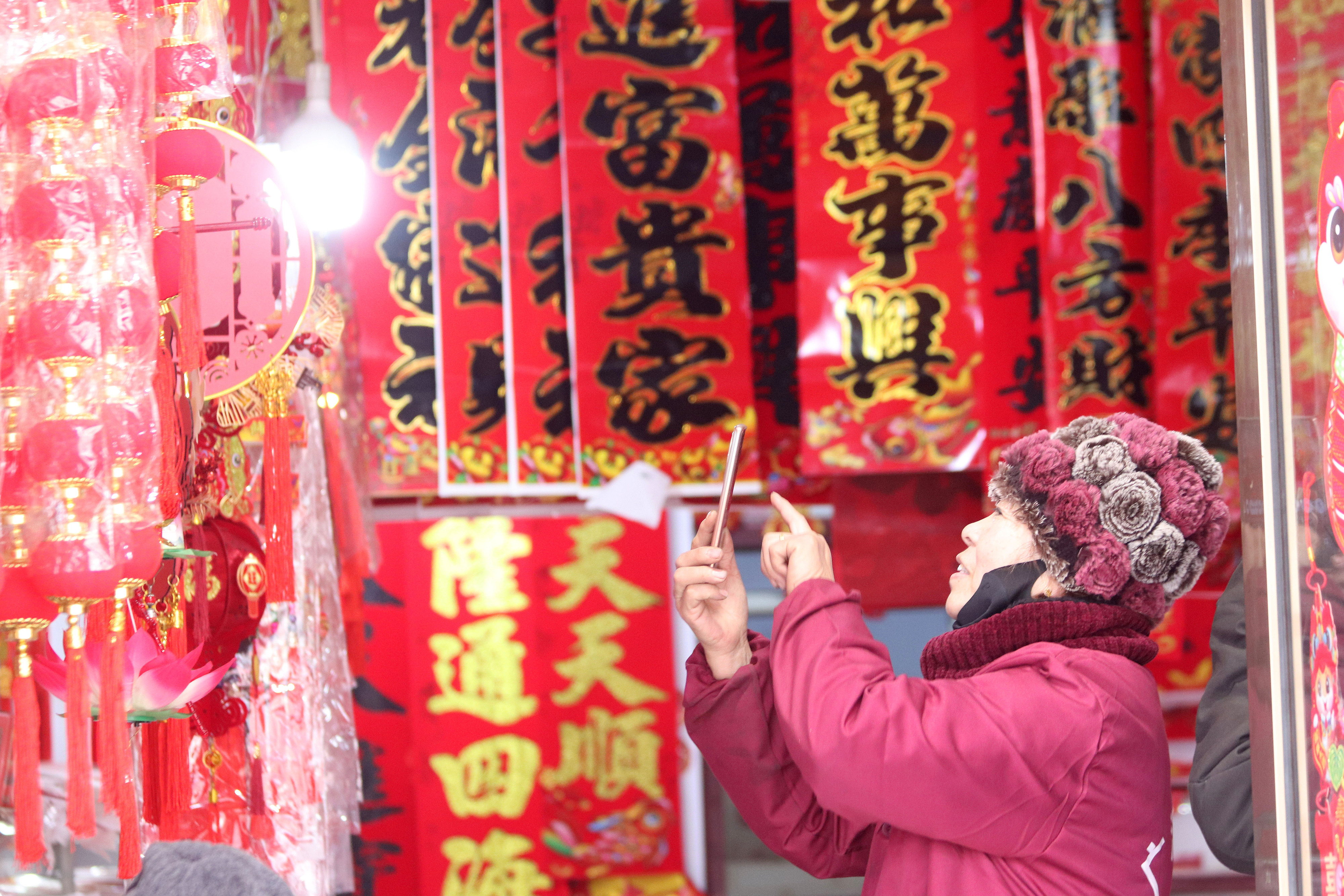 2025年1月5日，在山東省高密市夏莊鎮(zhèn)東李家村，商戶使用手機(jī)推銷新春飾品。