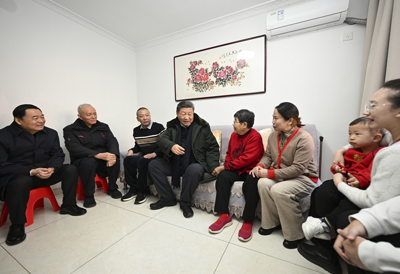 2025年1月23日上午，習(xí)近平總書記在遼寧沈陽大東區(qū)長安街道長安小區(qū)考察時，走進居民郎素蘭家中看望。