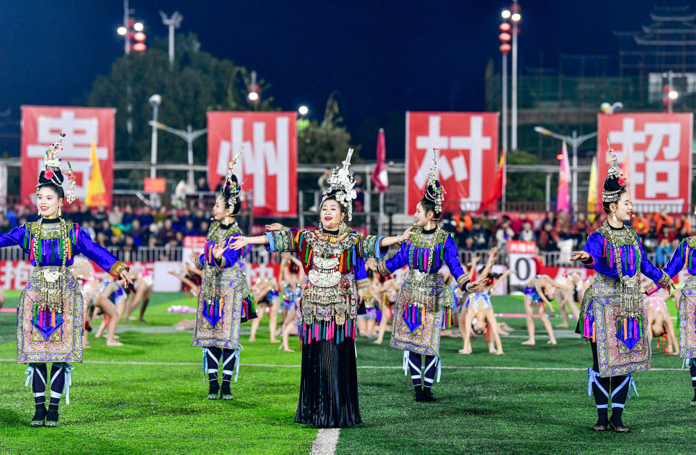 2025年3月14日，2025年貴州“村超”40強(qiáng)交叉賽在榕江“村超”足球場(chǎng)舉行，演員在比賽間隙表演侗族大歌，民族文化伴隨著體育賽事成功“出圈”。圖片來(lái)源：新華社