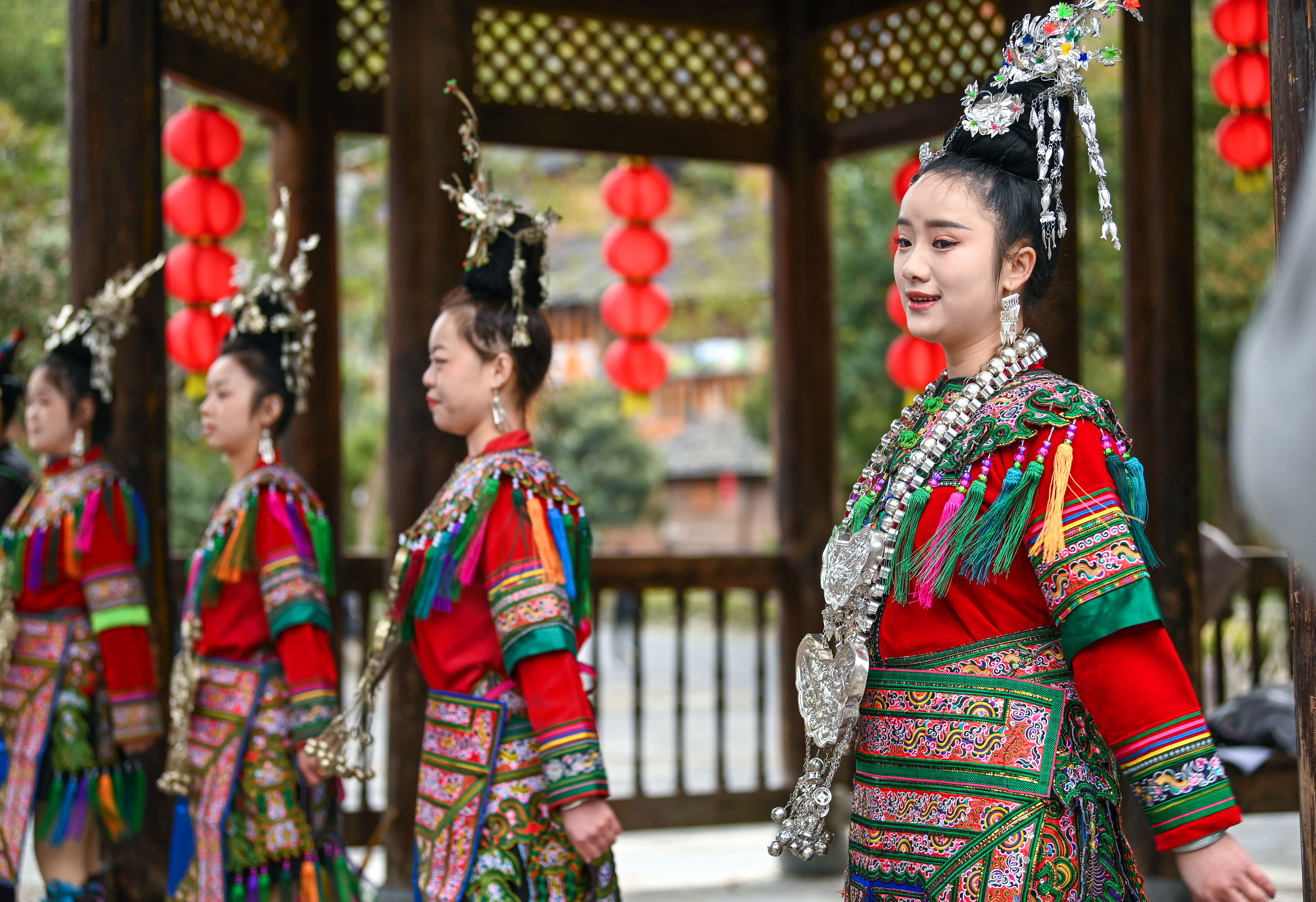  2025年3月18日，侗族群眾在貴州省黎平縣肇興侗寨給游客演唱侗族大歌。