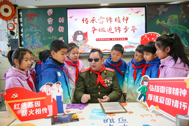 2025年3月3日，江蘇南通如皋市安定小學(xué)里，傷殘軍人許波銀在思政小課堂上向?qū)W生講述雷鋒故事。
