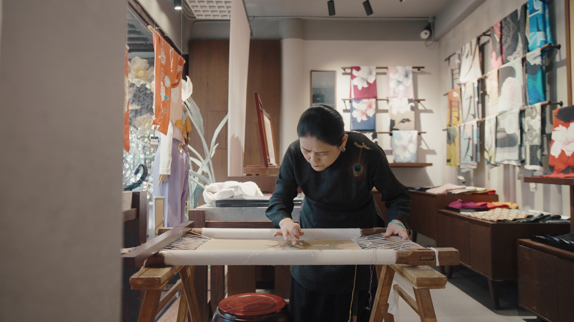 蘇繡代表性傳承人盧建英正在繡制作品。人民網(wǎng)記者 葛泰佚攝