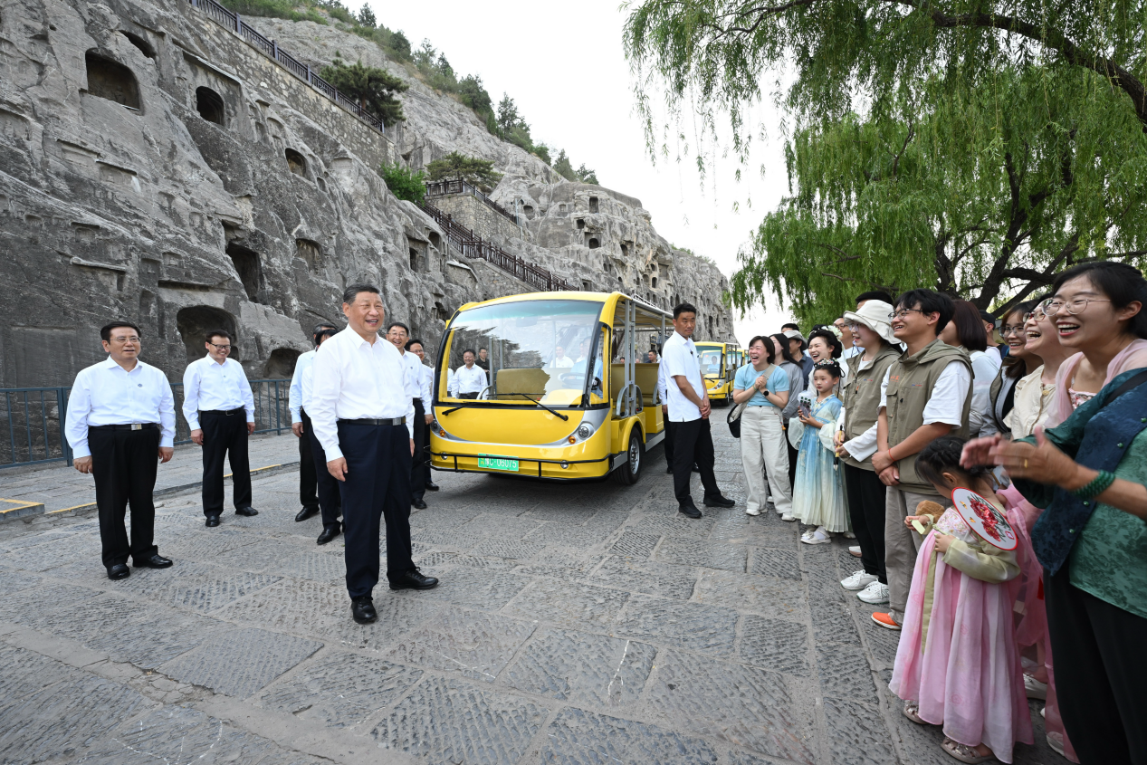 5月19日，習(xí)近平在洛陽龍門石窟考察時(shí)，同游客親切交流。