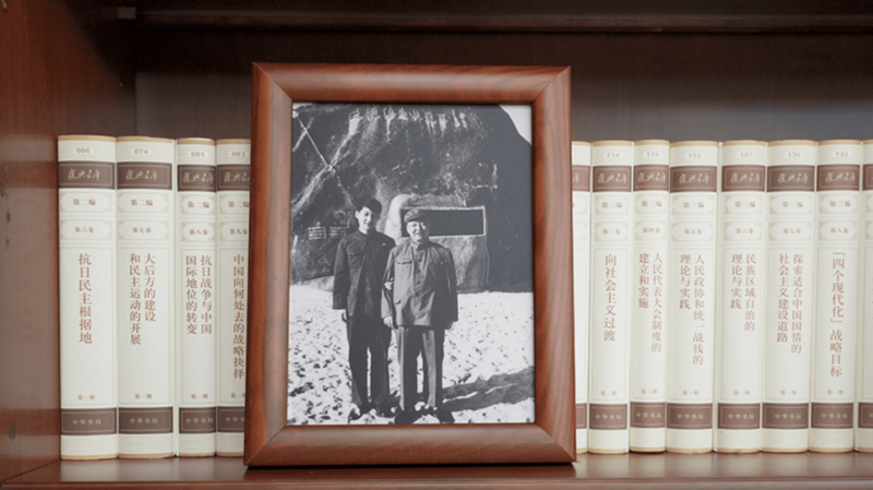 2022年12月31日，習(xí)近平辦公室的書架上擺放著他和父親的合影。