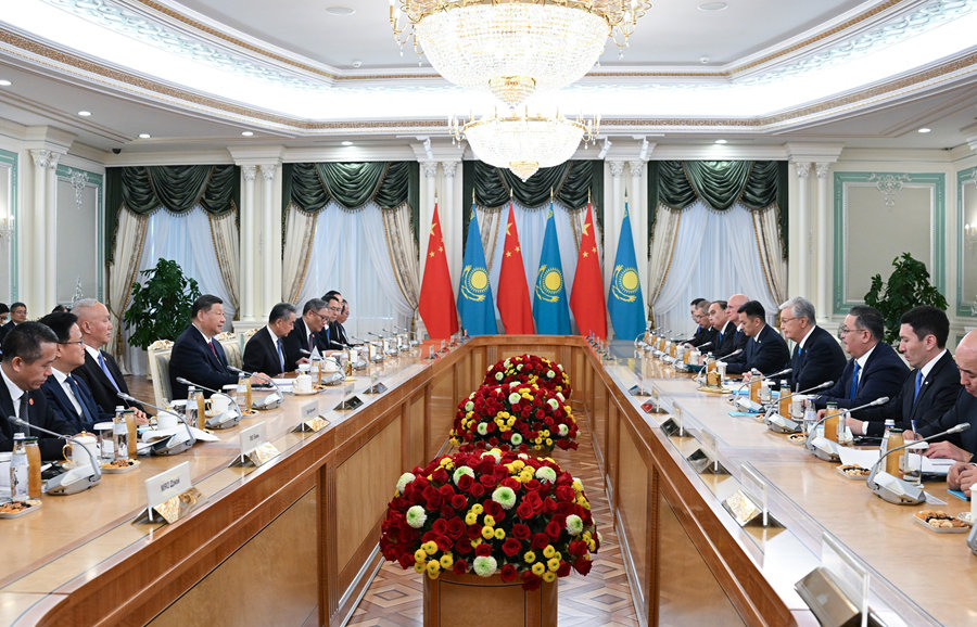 當(dāng)?shù)貢r(shí)間6月16日下午，哈薩克斯坦總統(tǒng)托卡耶夫同中國(guó)國(guó)家主席習(xí)近平在阿斯塔納總統(tǒng)府舉行會(huì)談。