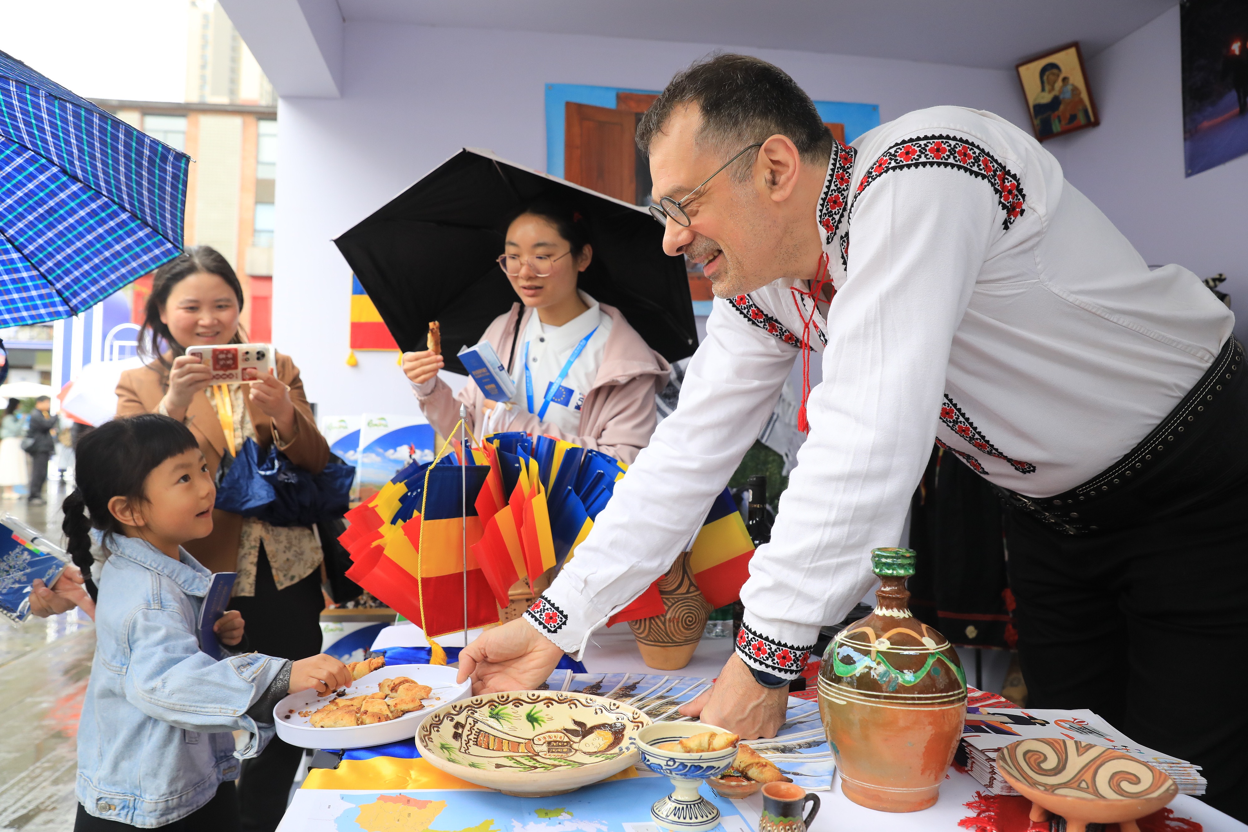 2025年4月12日，四川省成都市“2025成都·歐洲文化季”活動融匯藝術(shù)、音樂、美食與互動體驗，為民眾打造了一場“沉浸式”文化嘉年華。