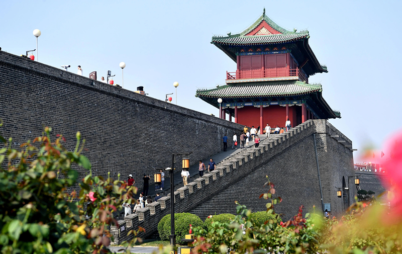 2024年9月16日，游客在河北省石家莊市正定古城游玩。