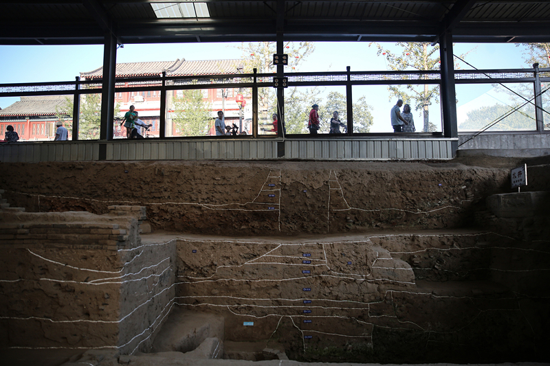 2019年9月7日，人們透過玻璃幕墻看開元寺南廣場遺址考古現(xiàn)場。