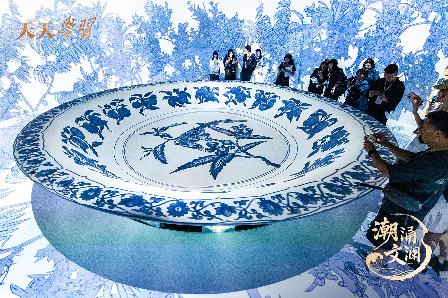 2025年5月13日，“‘紋’以載道——故宮博物院沉浸式數(shù)字體驗(yàn)展”亮相香港故宮文化博物館。