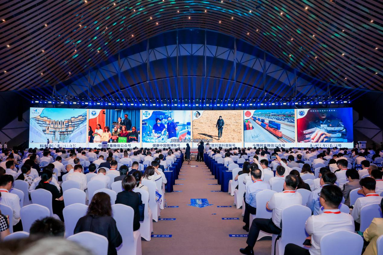 2025年中國網(wǎng)絡(luò)文明大會《走好網(wǎng)上群眾路線百個成績突出賬號推選活動成果》發(fā)布現(xiàn)場。